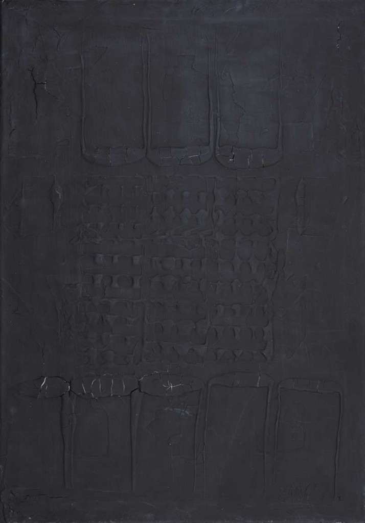 Schwarzes Relief auf Leinwand von Herbert Zangs