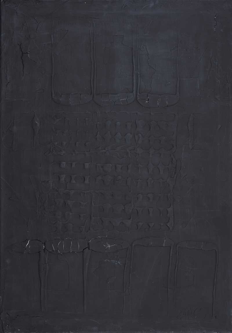 Schwarzes Relief auf Leinwand von Herbert Zangs