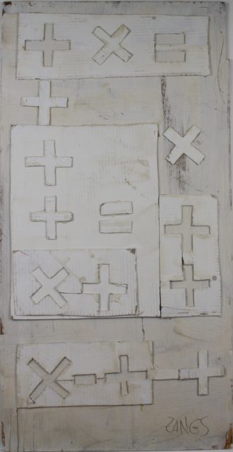 Rechenstück auf großem Holzbrett von Herbert Zangs